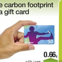 Le passage des cartes-cadeaux en plastique aux cartes-cadeaux en carton constitue un moyen aisé pour les entreprises de réduire leur empreinte environnementale. © Iggesund